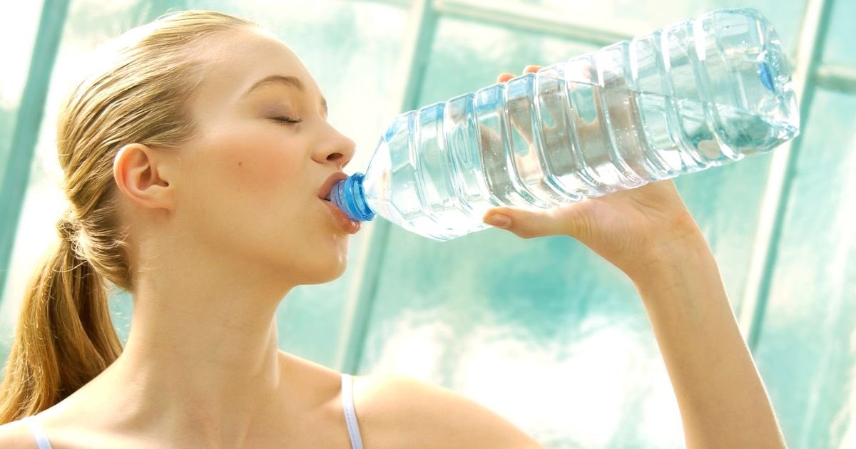 How Much Water to Drink to Flush Out Yeast Infection: A Hydration Guide
